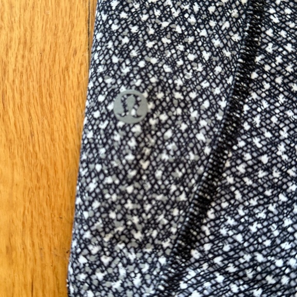 Lululemon sz 2 Speed Tight V Black and White Patterned Leggings crop great cond - Picture 4 of 5